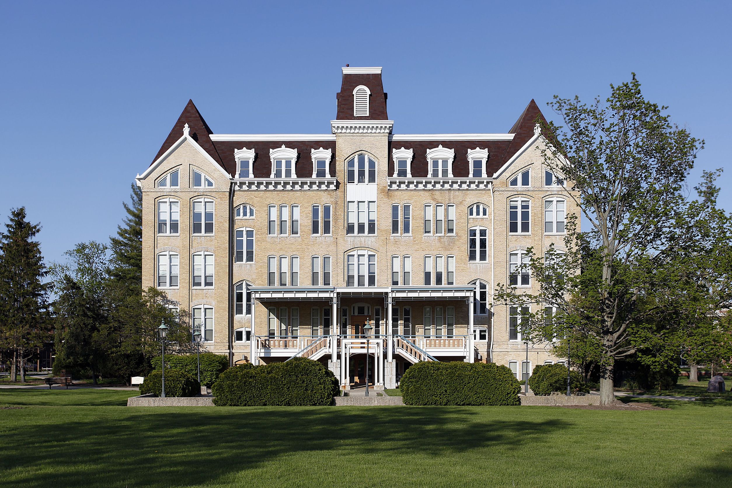 The Advantages of Off-Campus Living Around Modern Universities