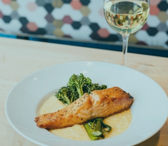 Eating Casual Lunch at Restaurants in Saint Paul, Minnesota